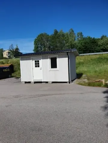 Vit friggebod på väg - byggnationer