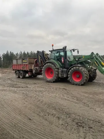 Traktorarbete på väg - mark- och anläggningsarbeten