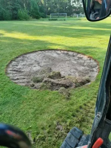 Borttagen plantering i gräsmatta - mark- och anläggningsarbeten