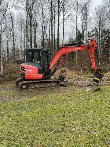 Schaktarbete på gräs - mark- och anläggningsarbeten