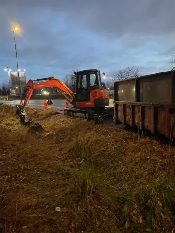 Kvällsgrävning med container - mark- och anläggningsarbeten