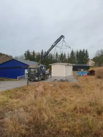 Kranlyft av friggebod