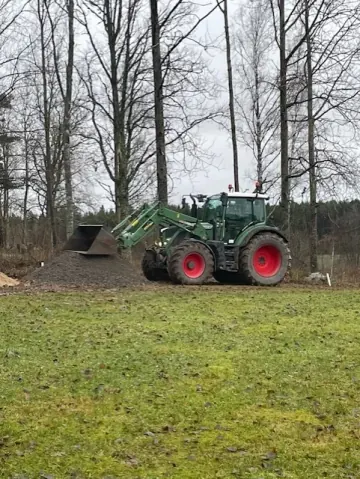Hjullastare på gräsyta - övriga bilder